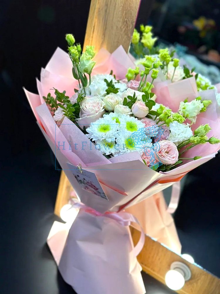 Букет цветов из: Розы, Лизиантусы и Хризантемы